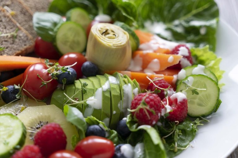 Gemüse und Obst in Salatform auf Teller